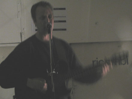 Hugh Featherstone singing at Rue Bunte