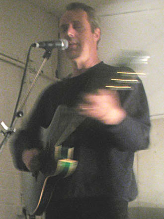 Hugh Featherstone plays in intimate lighting at Rue Bunte, Berlin