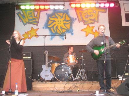 Hugh Featherstone and The Tone Poets live onstage at Weltfest, Berlin