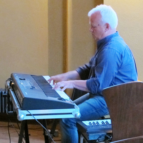 Ali Döhler playing keyboards with Slow Night, Berlin, 2014