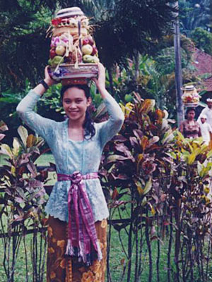 Balinese worshipper on her way to the temple
