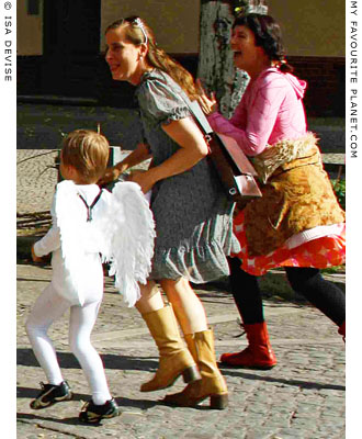 The Rue Bunte Barta team cheerleaders