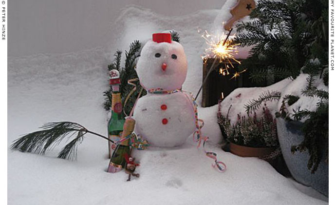 A snowman celebrating New Year's Eve by Peter Hinze at The Cheshire Cat Blog A snowman celebrating New Year's Eve by Peter Hinze at The Cheshire Cat Blog