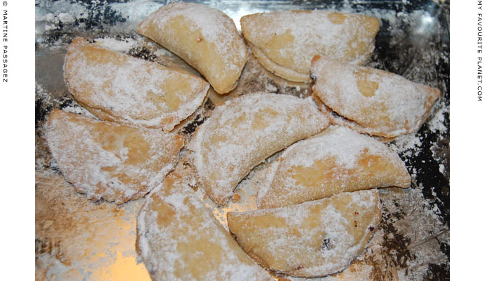 Freshly-baked mince pies by Martine Passagez at The Cheshire Cat Blog Freshly-baked mince pies by Martine Passagez at The Cheshire Cat Blog