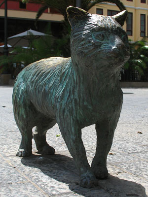 Statue of El Gato de Cheshire at The Cheshire Cat Blog
