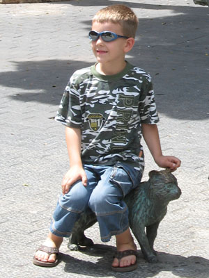 A Spanish rascal sitting on the Cheshire Cat statue