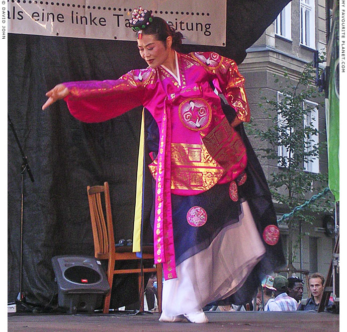 Traditional Korean dance performed during Weltfest am Boxhagener Platz at The Cheshire Cat Blog Traditional Korean dance performed during Weltfest am Boxhagener Platz at The Cheshire Cat Blog