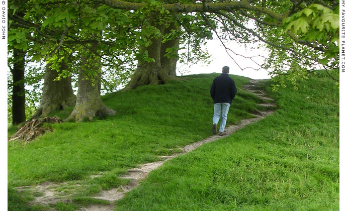 Footpath from West Kennet Avenue over the bank surrounding Avebury Henge, Wiltshire at My Favourite Planet