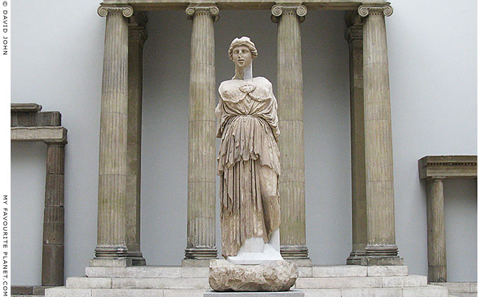 statue of athena in the parthenon